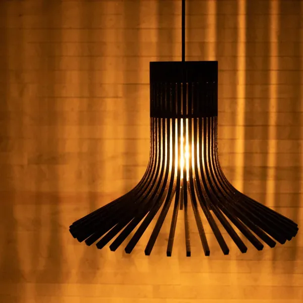 Lite — os veios da madeira contra a luz.