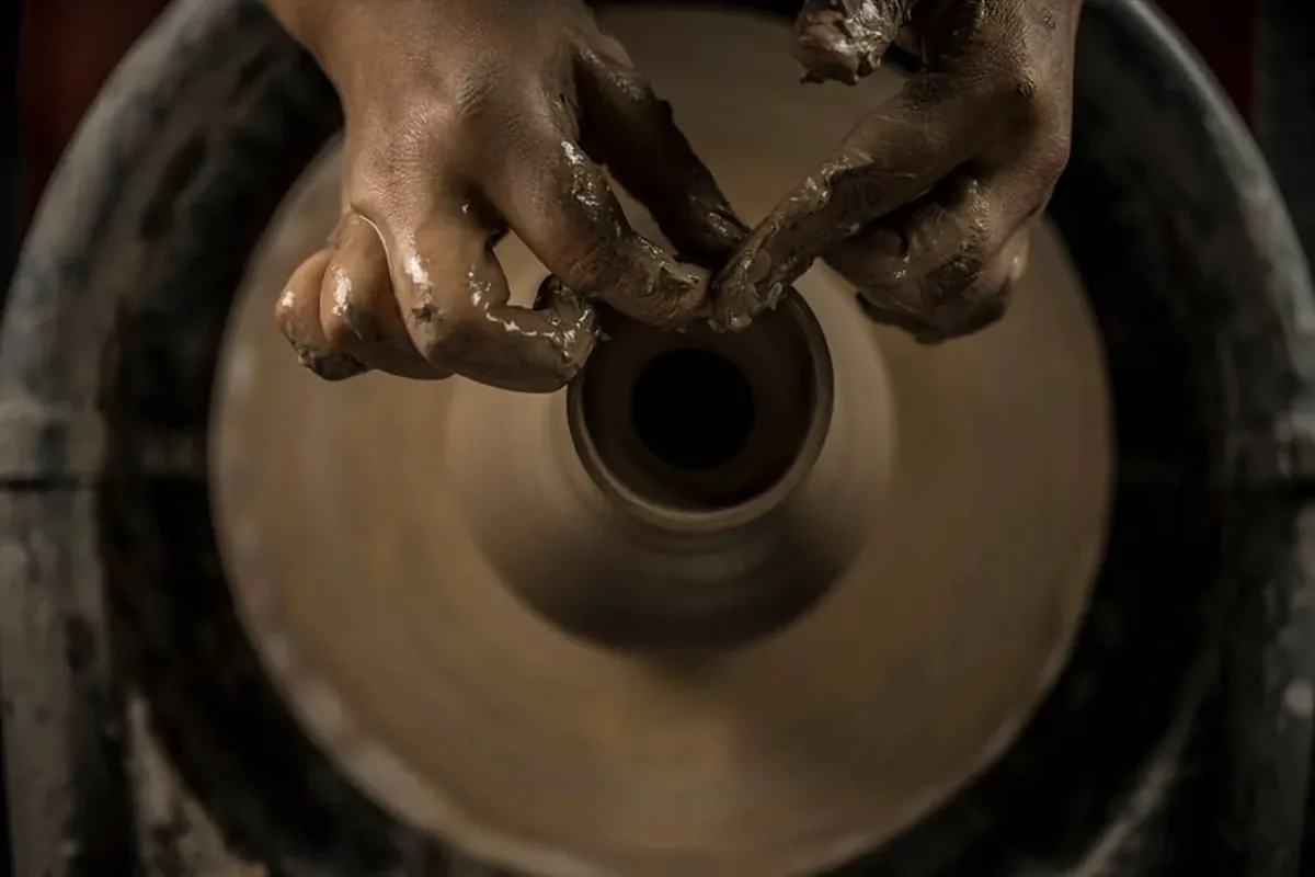 Barro, mãos e tempo